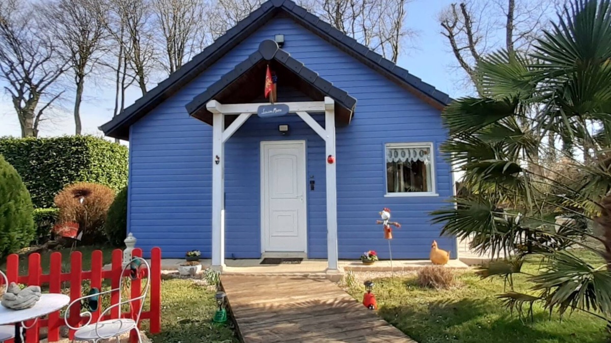 Therouldeville House | Blue house with flower garden 6 km from the sea, private parking, Wifi
