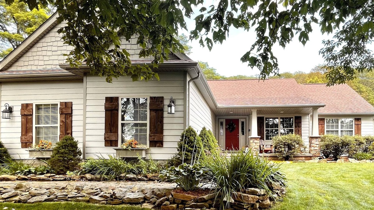 Stahlstown Cottage | Blue Jay's Nest- Private Fern Mountain home. Minutes to ski resorts and Parks.