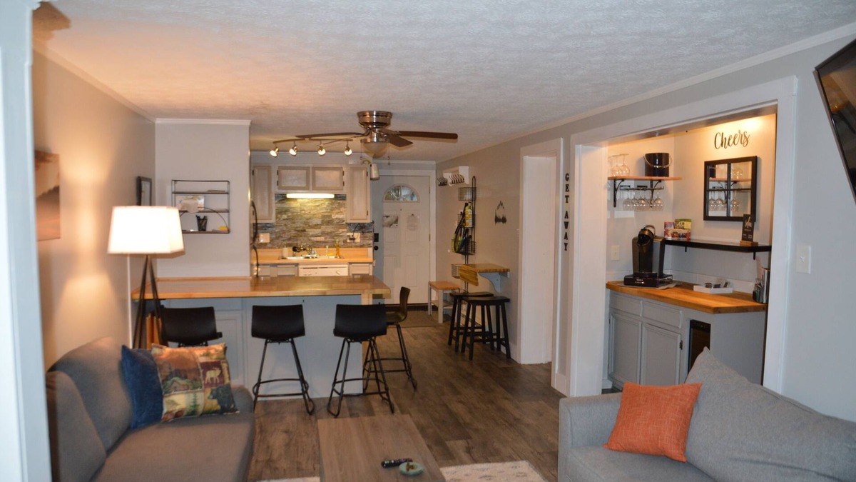 Claysburg Condo | Blue Knob! Get-Away Chalet: King bed/2BR/2BA Hot tub/Pool/Sauna/Golf/Bike/AC