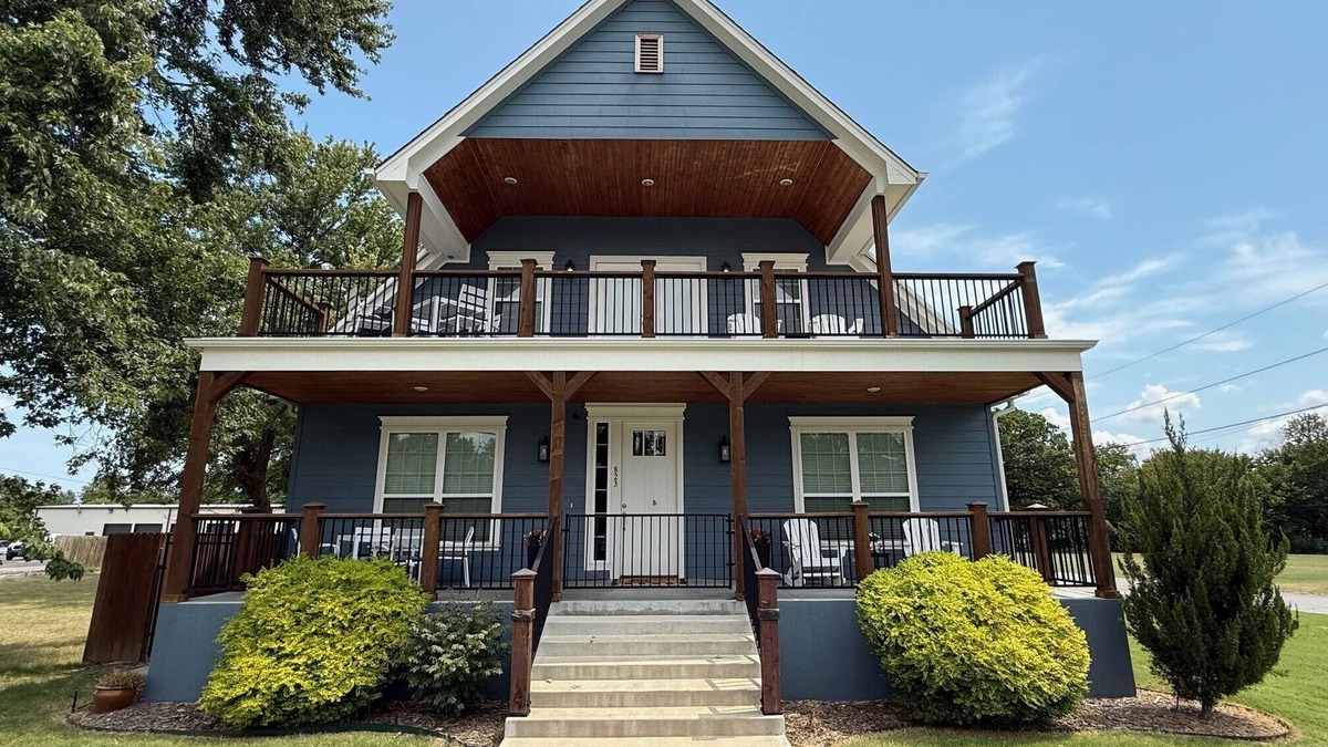 Broken Arrow House | Blue Loft on Main is walking distance to the Downtown Rose District