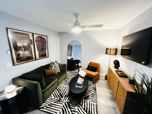 Wyman Park Apartment | Blue Luxury House in Hampden