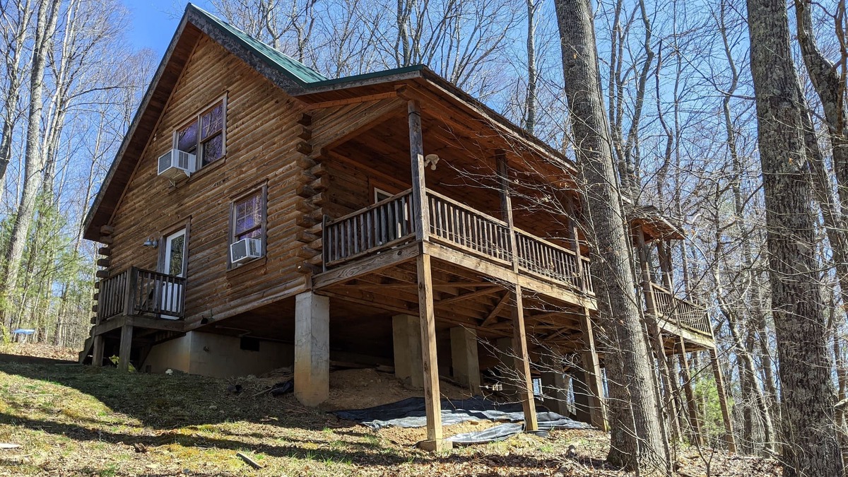 Grassy Creek Cabin | BLUE MOON CABIN: Pet friendly, 54 acres, hot tub, creek frontage, great fishing