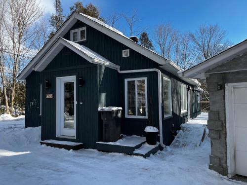 Prevost Ski Chalet | Blue Moon Exitchalets Easy Access Spa