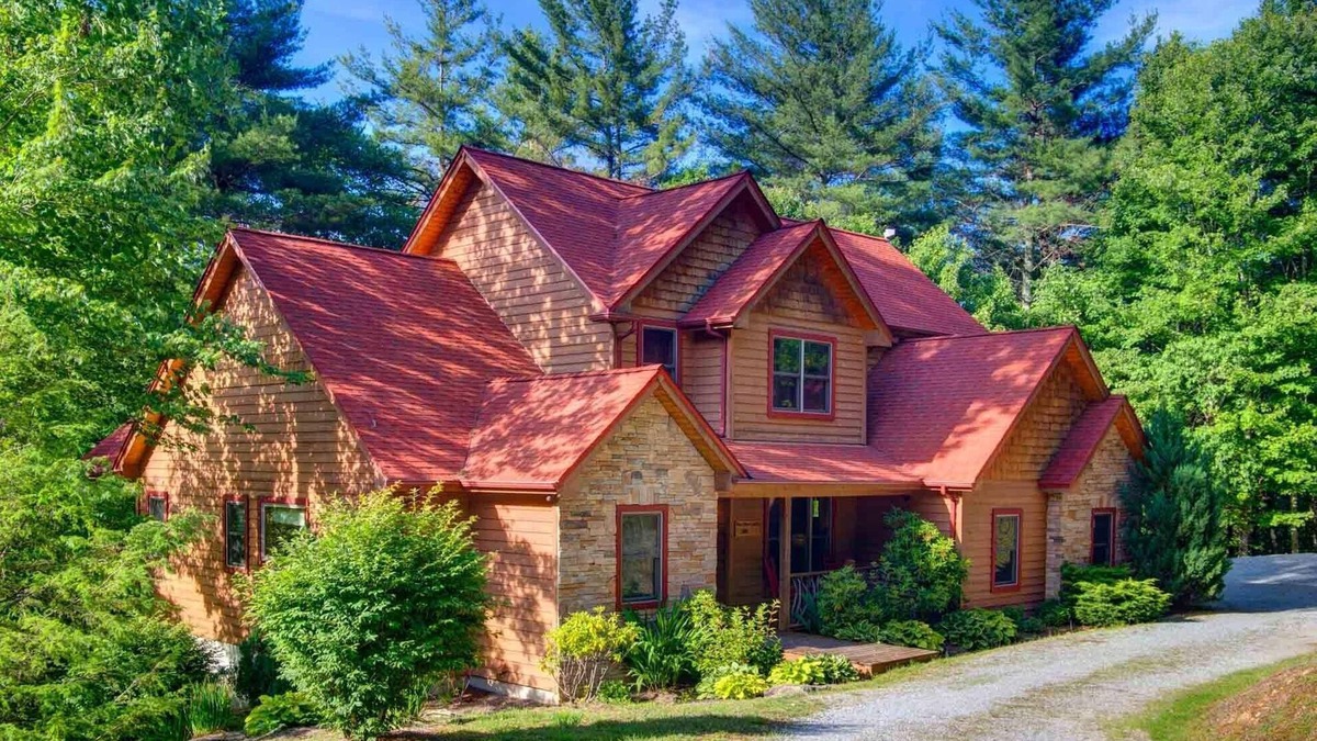 Glenville House | Blue Moon Lodge - 3D Home Theater, Gameroom, Gourmet Kitchen, Lake and Creek!