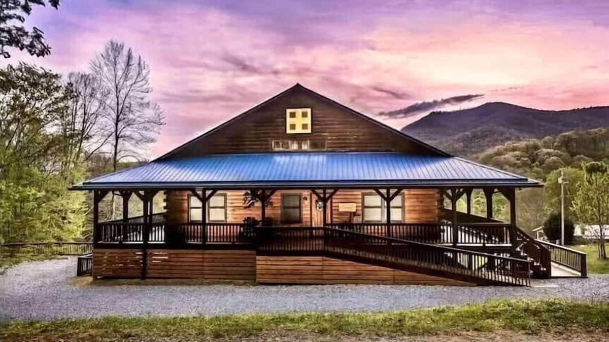 Clyde Cabin | Blue Moon Lodge: Reconnect with Family and Friends with Room to Spread Out!