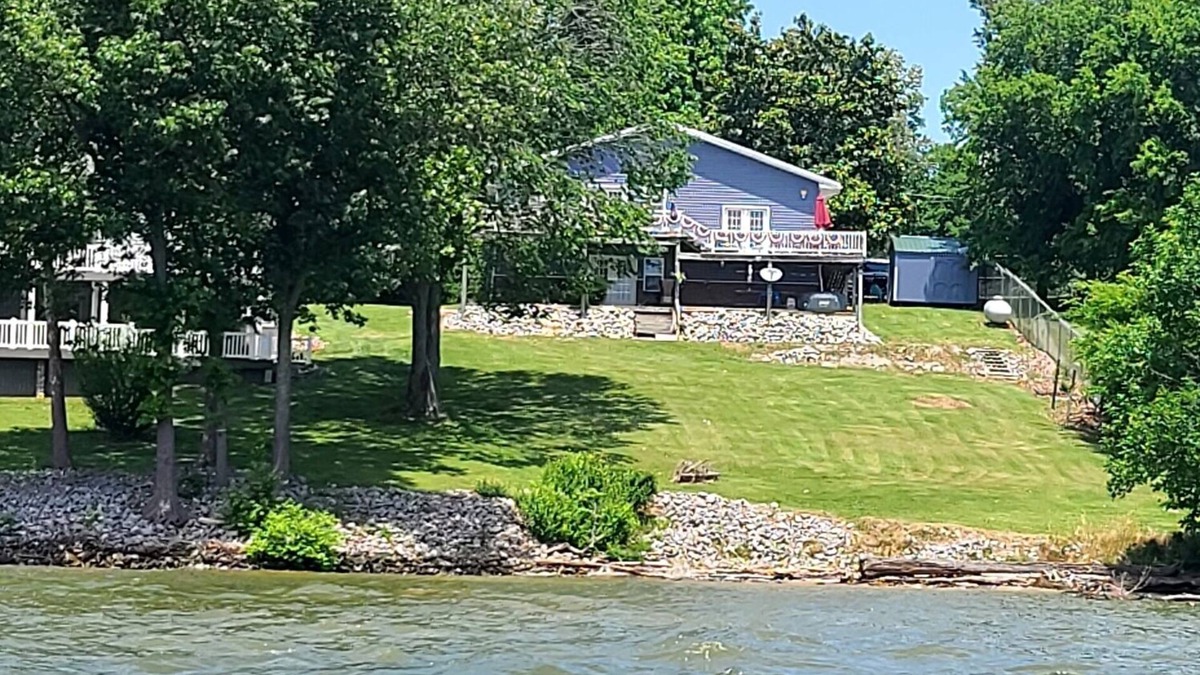 Eddyville House | Blue Moon over Barkley 5 bedroom Lakehouse on Lake Barkley.