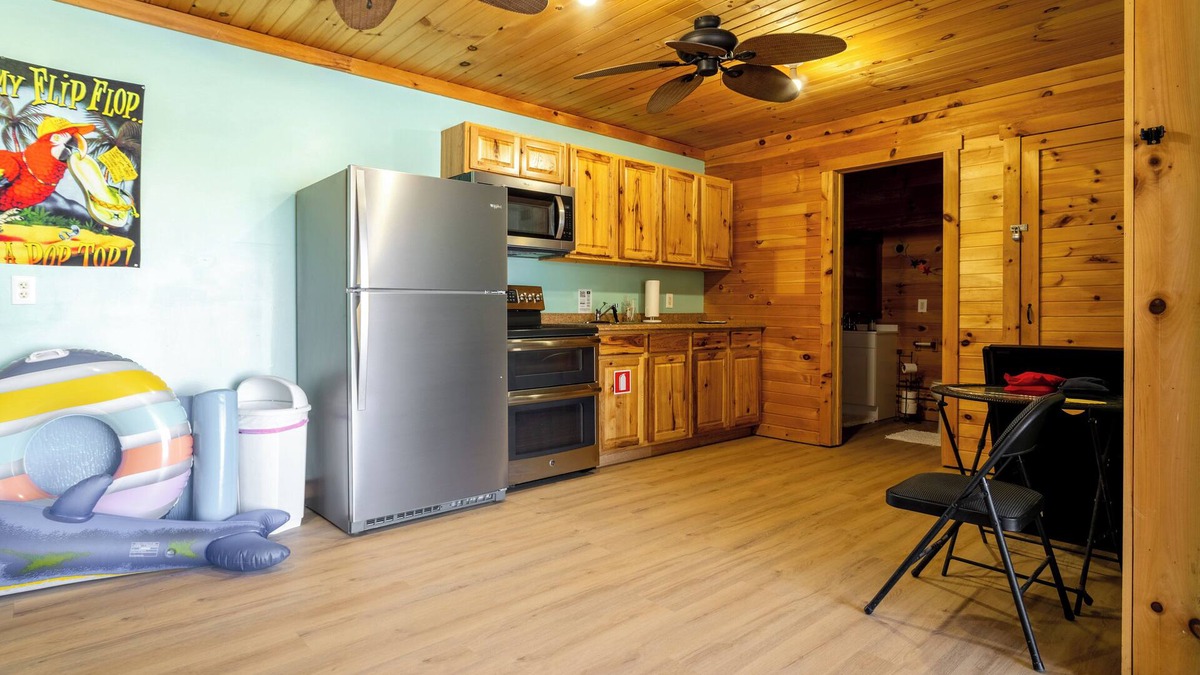 Elliottsburg House | BLUE MOUNTAIN RETREAT WITH POOL. CLOSE TO HERSHEY PARK AND GETTYSBURG, PA