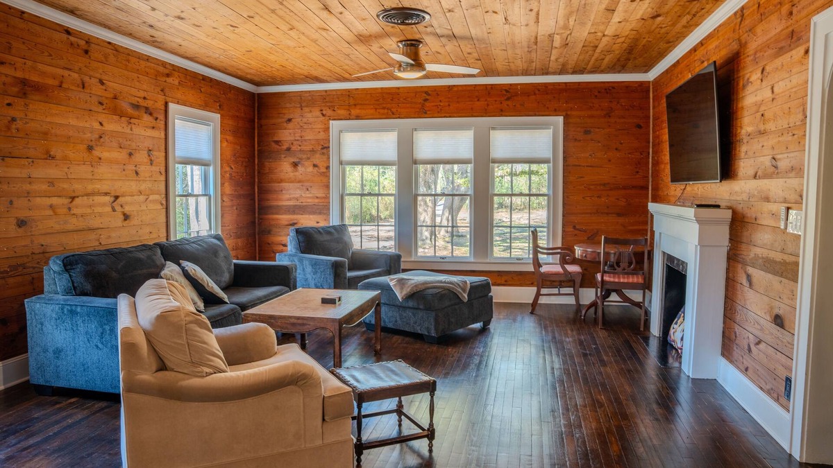 Lufkin House | Blue Oak Haven in the heart of Lufkin, TX is stylish, updated, and roomy.