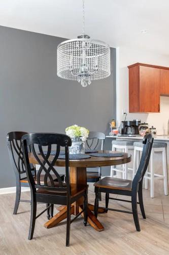 Dearborn Apartment | Blue Oasis