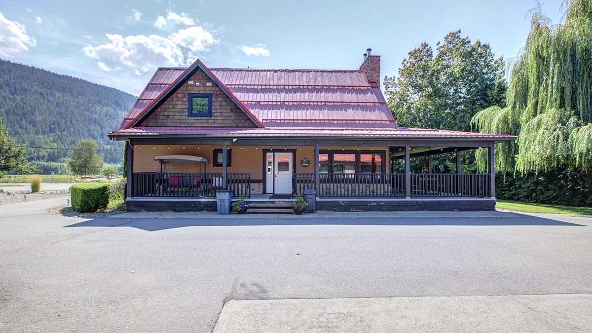 Sicamous Villa | Blue Owl Villa - at Owl 's Head Mountain and minutes to the beach