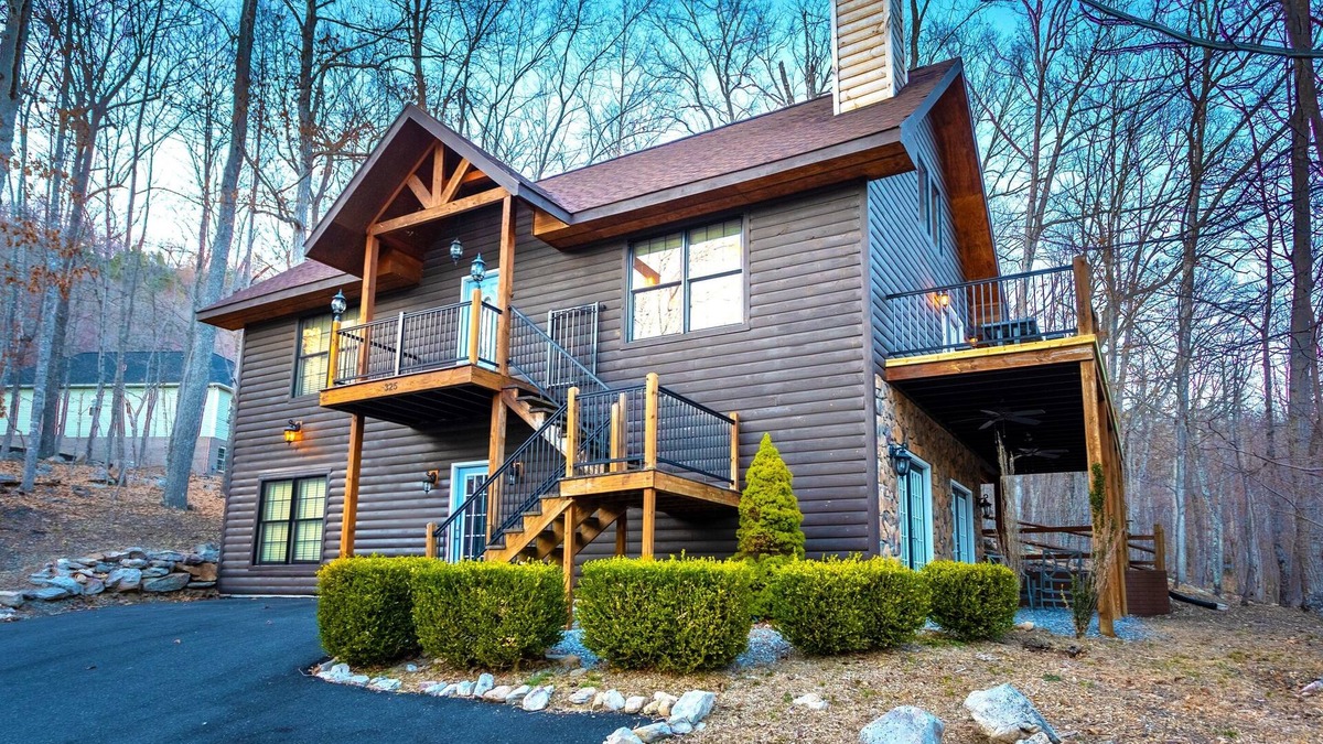 Massanutten House | Blue Pine Lodge - w/Hot Tub - What a Mountain Cabin Should Be!
