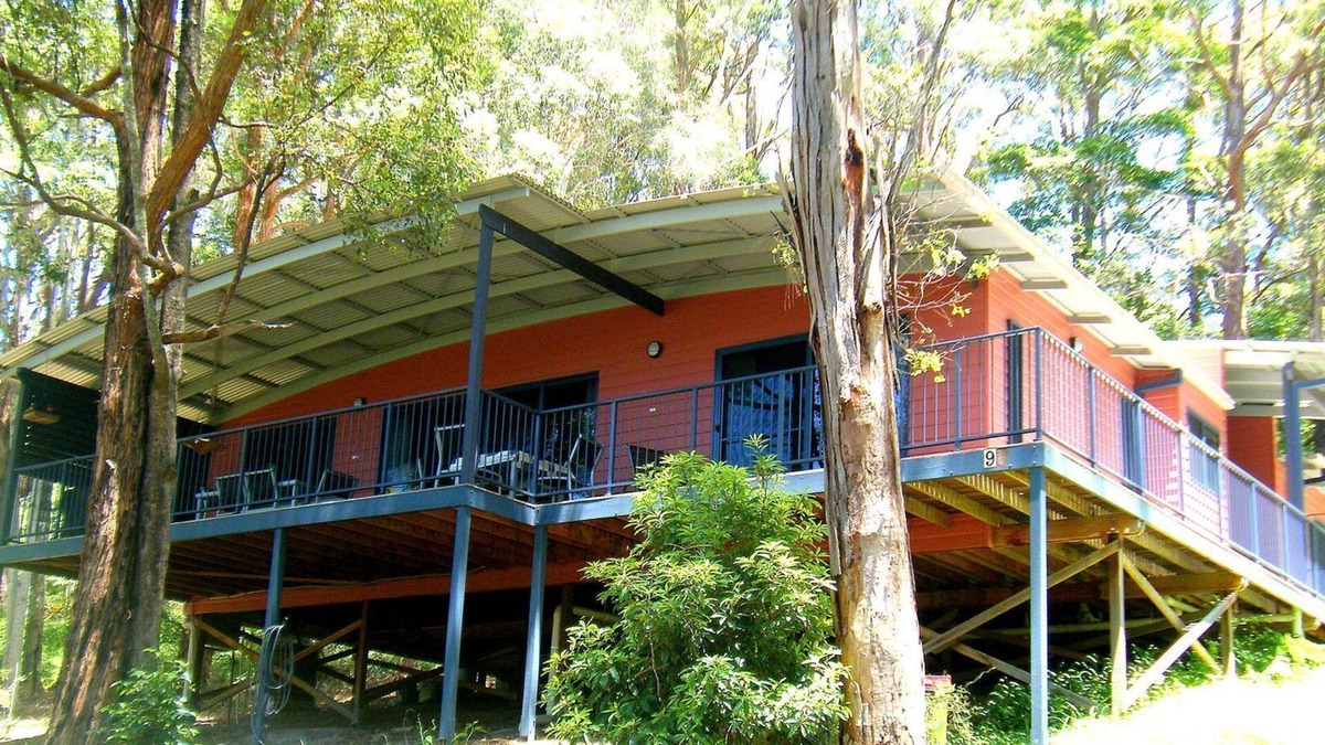 Smiths Lake House | Blue Poles - Tune in to Naturen