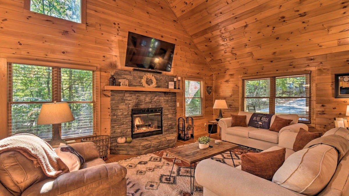 McCaysville Cabin | Blue Ridge Cabin: Hot Tub, Fire Pit & Grill!