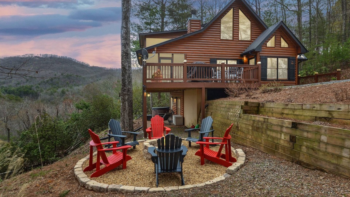 Ridgeline Vistas Cabin | Blue Ridge Cabin: Mountain Views: Couple's Paradise: Hot Tub: Fire Pit: Arcade