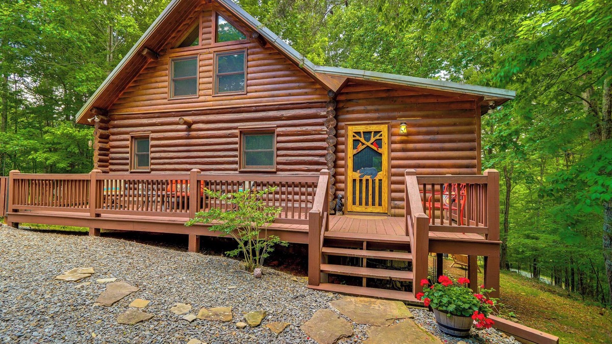 Ridges Over the Lake Cabin | Blue Ridge Log Cabin w/Hot Tub & Game Room!