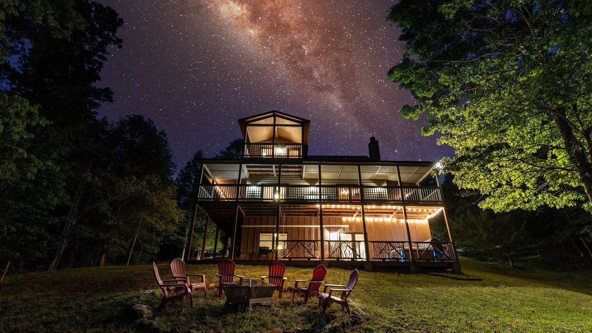 Williamstown Cabin | Blue Ridge Mountain Cabin, Hot Tub and Pool Table!