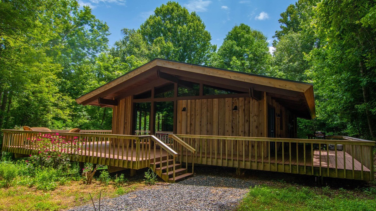 Grassy Creek Cottage | Blue Ridge Mountain Chalet - 13 Acres: Private and Modern!