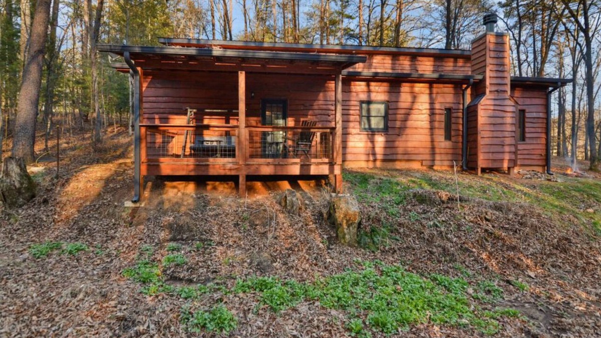 Dial Cabin | BLUE RIDGE MOUNTAINS BARNDOMINIUM nCozy 2-bedroom cabin in charming Cherry Log