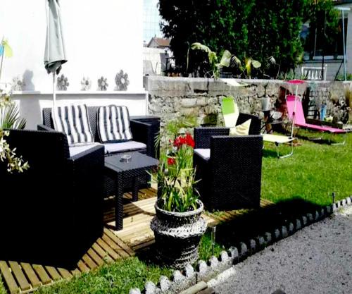 Chaumont Bed & Breakfast | blue room, kitchenette