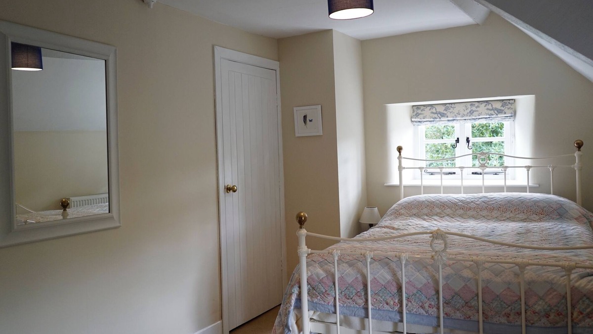 Cricket Malherbie Bed & Breakfast | Blue Room - Private bathroom