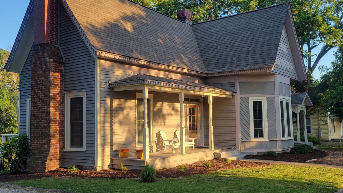 Hartwell House | Blue Rose Bungalow: Downtown vibe w/1896 charm. Lake Life. Gym. Kitchen. Parking