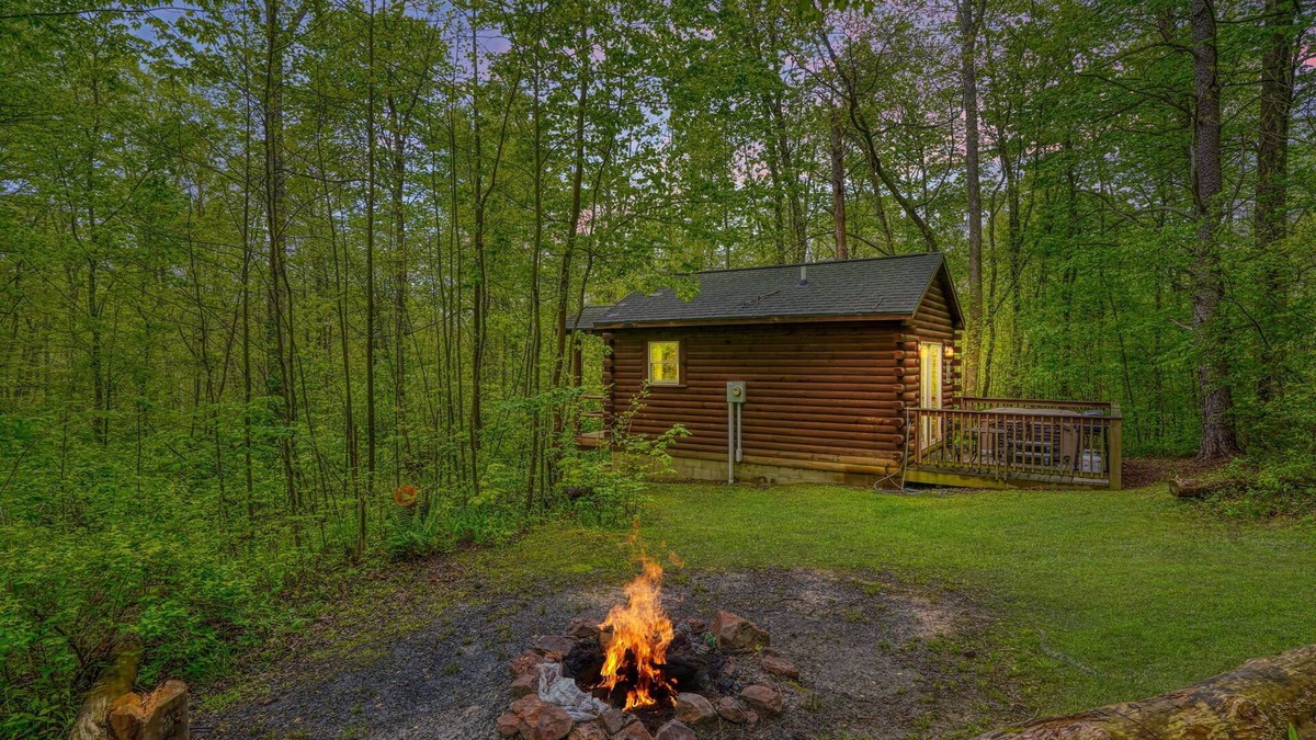 Logan Cabin | Blue Rose Cabins - Cupids Cabin