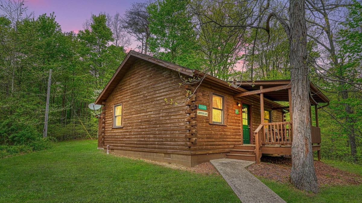 Logan Cabin | Blue Rose Cabins - Lincoln Log Cabin