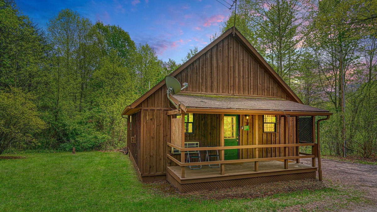 Logan Cabin | Blue Rose Cabins - Pinecrest Cabin