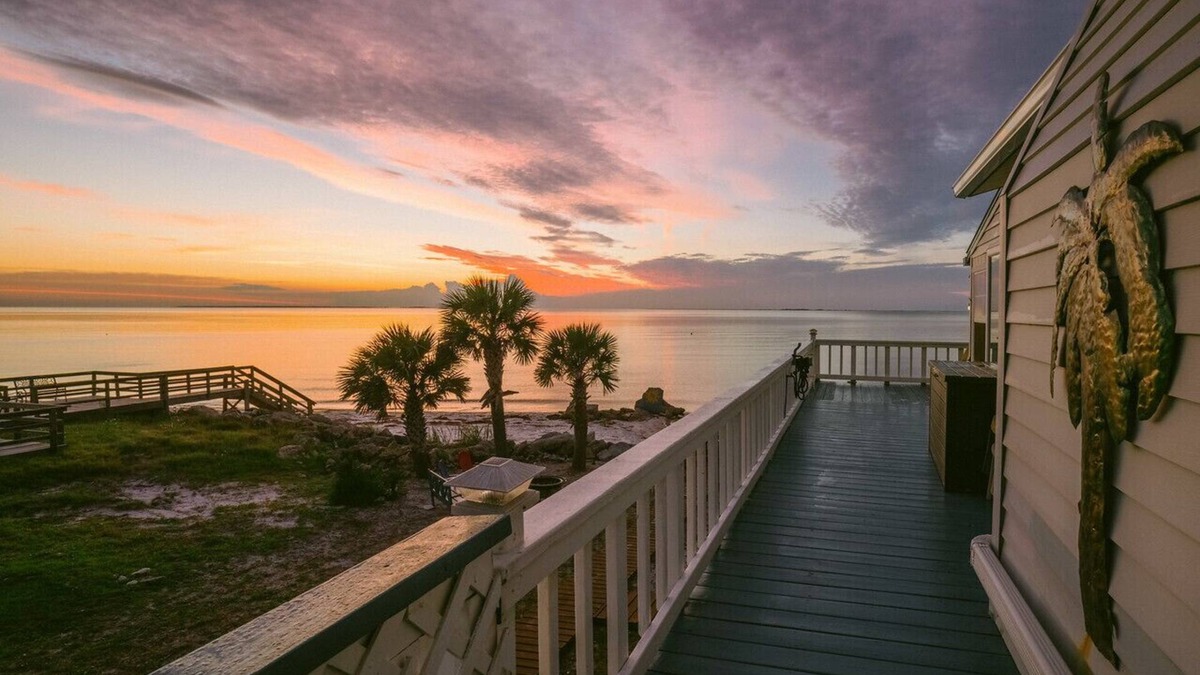 Carrabelle House | Blue Seahorse *Carrabelle/Eastpoint/St. George FL Beachfront* Pet-Friendly*