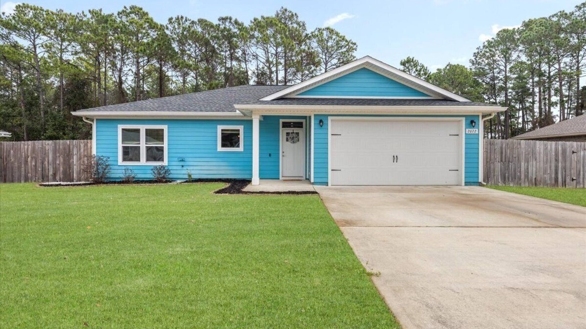 Navarre House | Blue Skies & Beach Vibes! 15 Min to beach! Sauna, Gym, Foosball, Air hockey!
