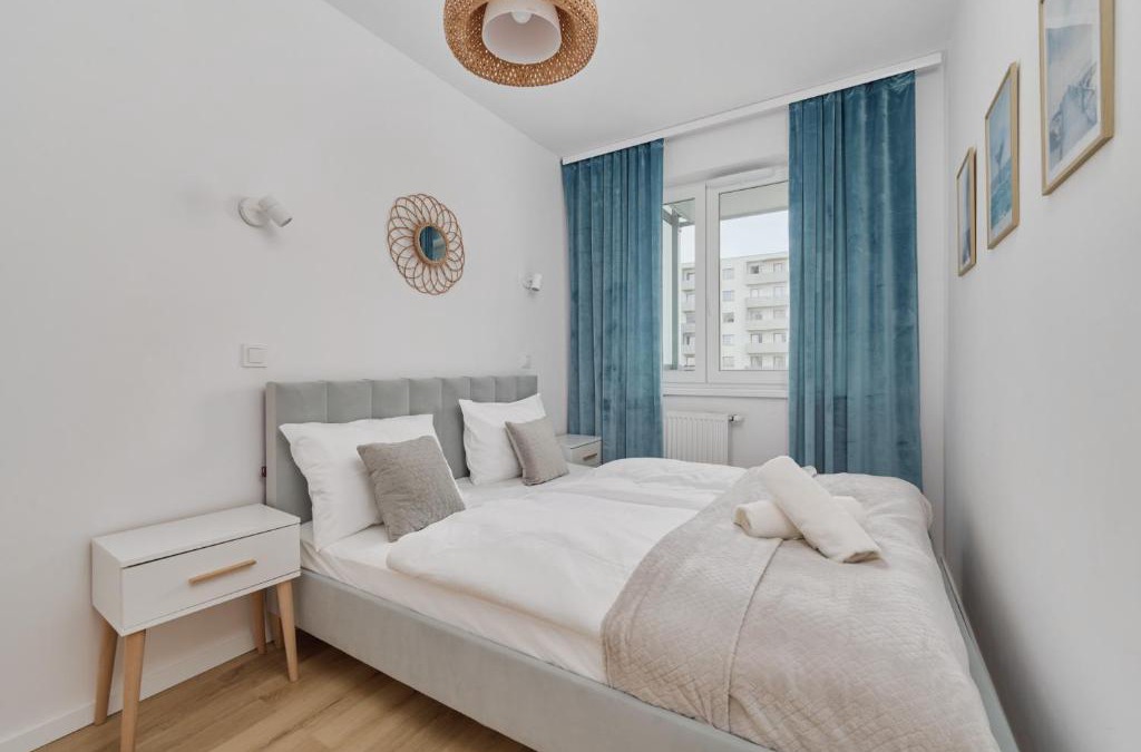 Krzyki Apartment | Blue Sky Apartment with Parking & Balcony by Noclegi Renters