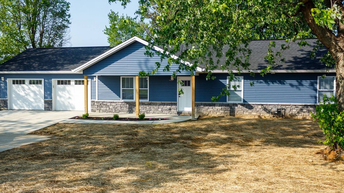 Crittenden House | Blue Stone #1 1 mile from HWY 75. 15 minutes from the ARK Encounter