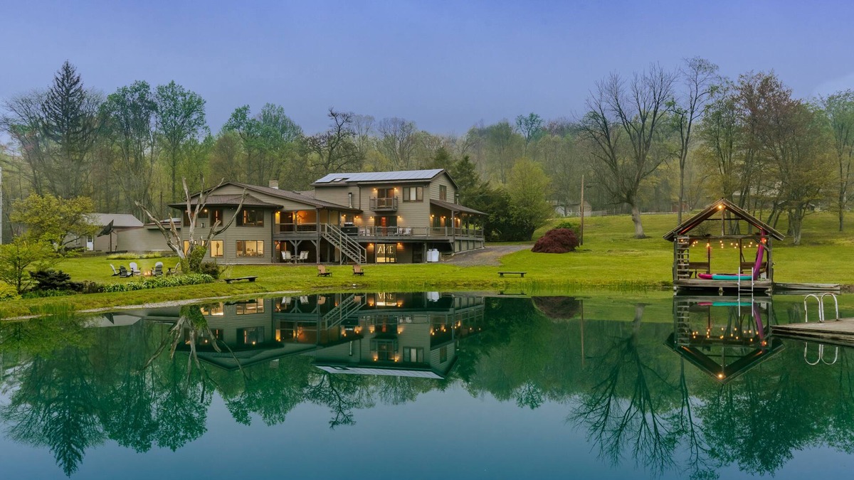 Allenwood Cabin | BLUE WATER LODGE ~ Sleeps 30 ~ Stunning Pond w/ Fish