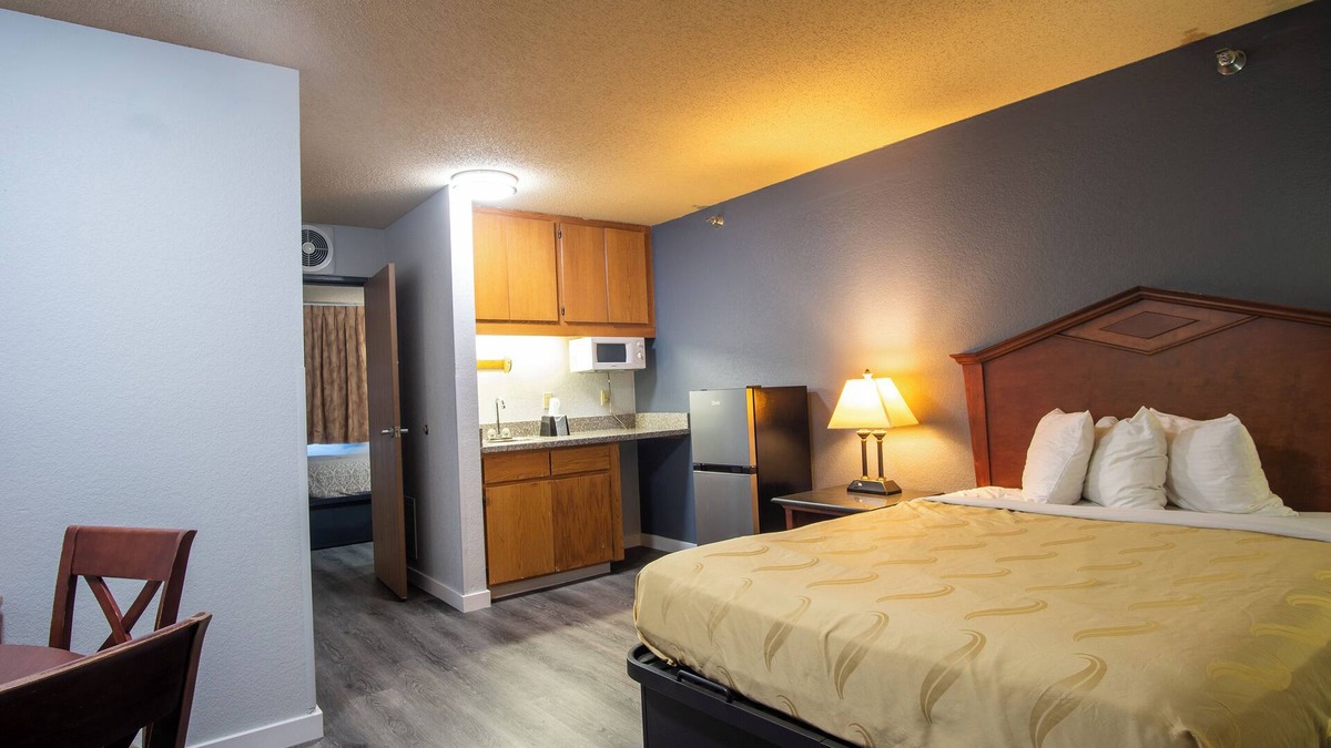 Eagan Hotel | Blue Way Inn Eagan Extended Stay - 1 King Bed Non Smoking