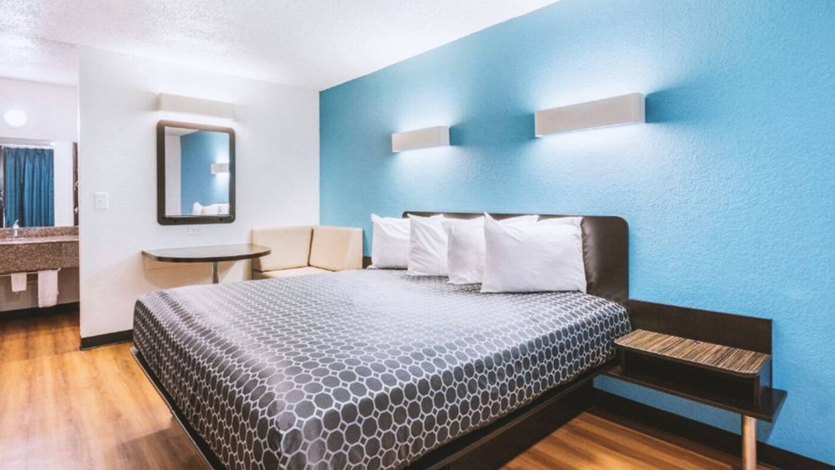 Beeville Hotel | Blue Way Inn & Suites Beeville-Deluxe 1 King Bed with Kitchenette NS