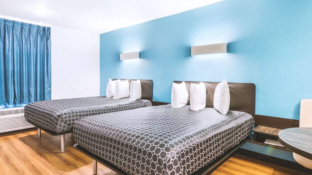 Beeville Hotel | Blue Way Inn & Suites Beeville-Comfort 2 Queen Bed with Kitchenette NS