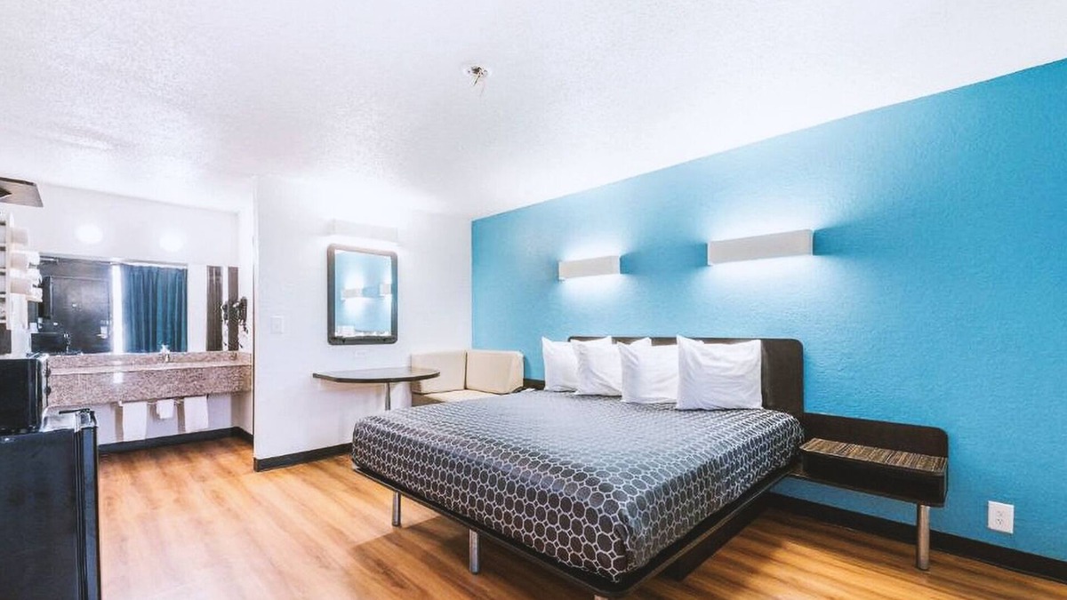 Beeville Hotel | Blue Way Inn & Suites by Jasper Beeville-1 King Bed Non Smoking