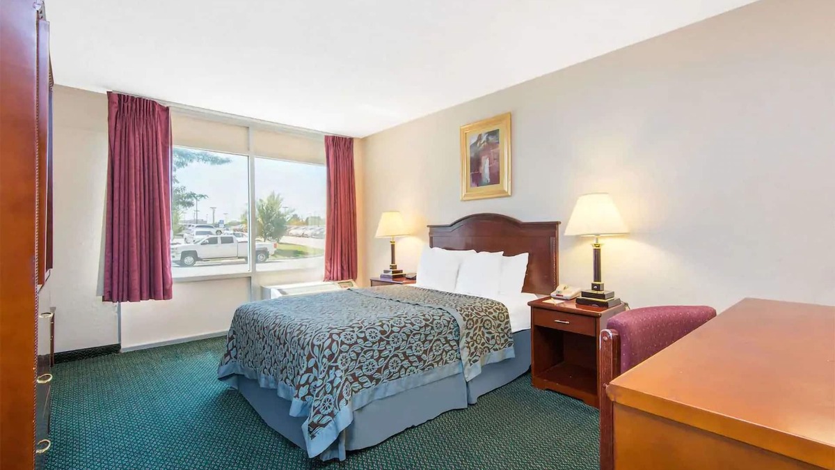 Wichita Hotel | Blue Way Inn & Suites Wichita East-1 King Bed Non Smoking