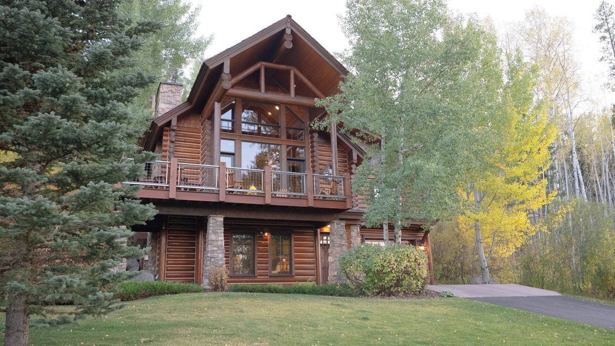 Victor House | Blue Winged Olive Log Cabin Magnificence in Victor, ID w/A/C, Borders Forest