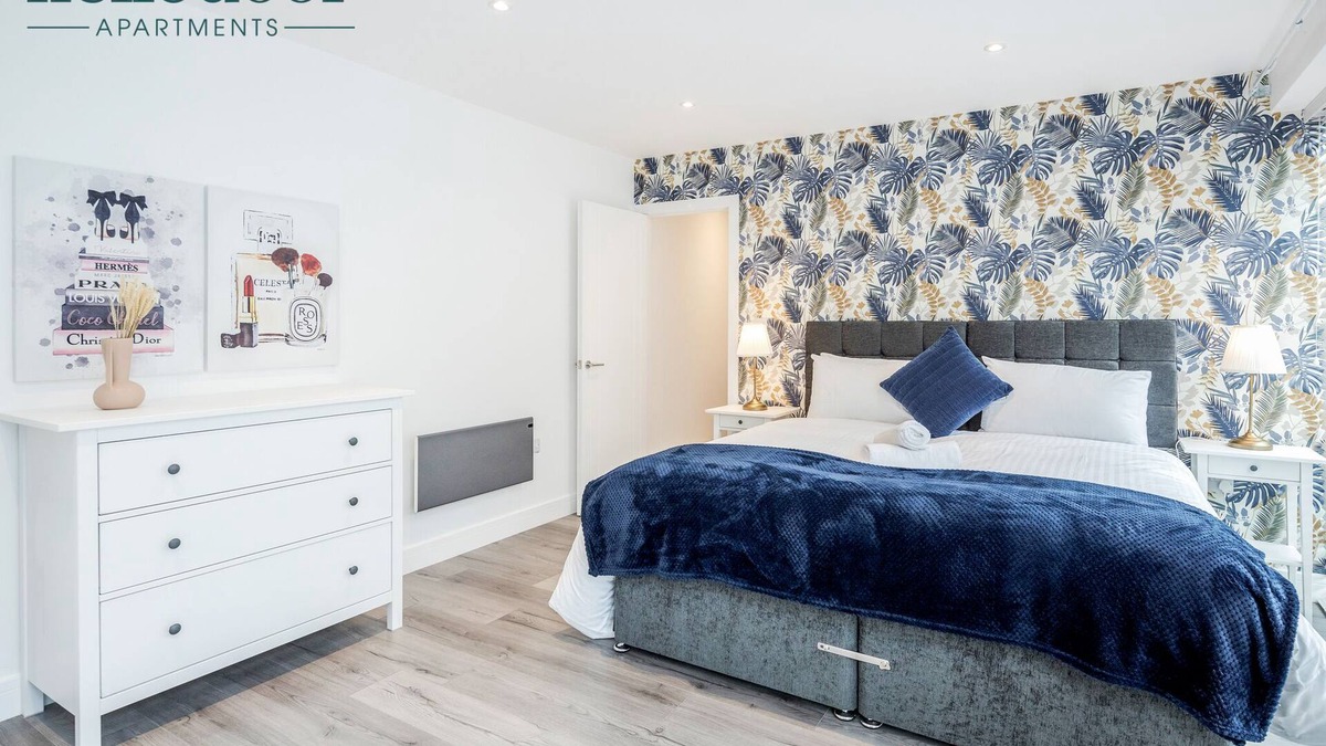 Yardley Gobion Apartment | Blue Wonder 2 Bedroom Apartment with Ensuite
