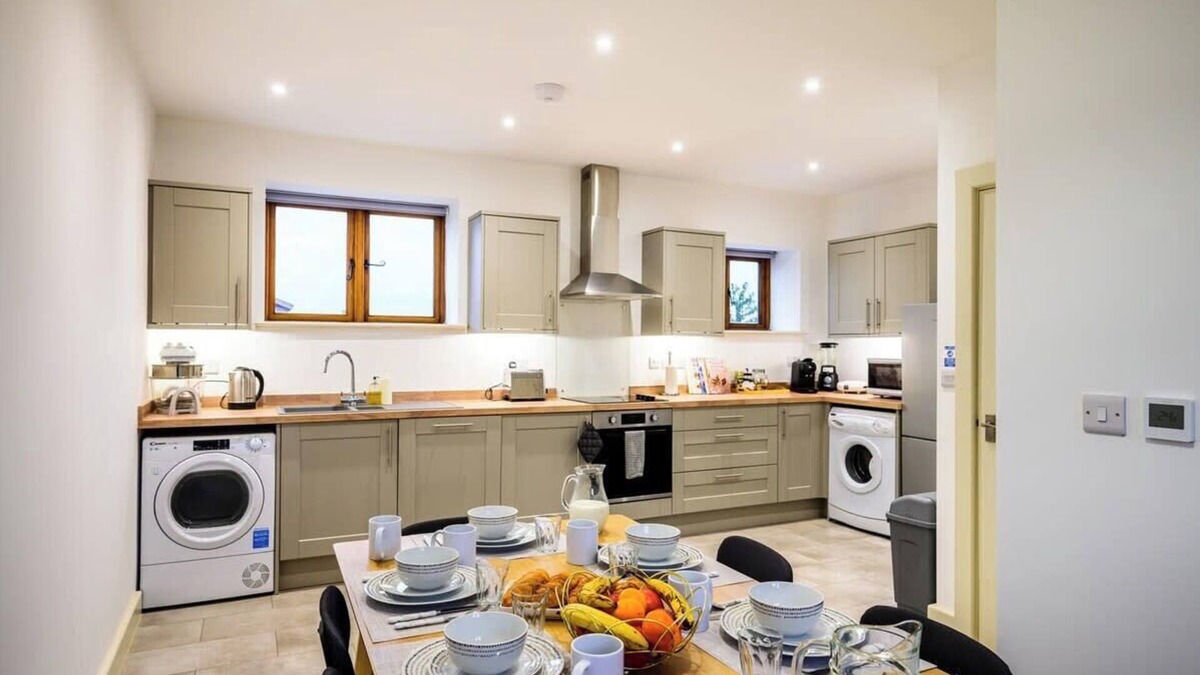 Wollerton Apartment | Bluebell Barn: Hot Tub, Games Room, Pets Welcome