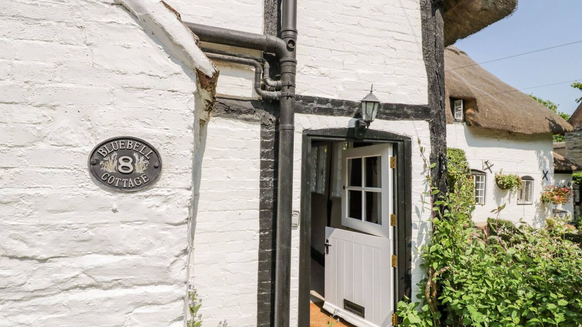 Shottery Cottage | BLUEBELL COTTAGE, pet friendly, with a garden in Shottery