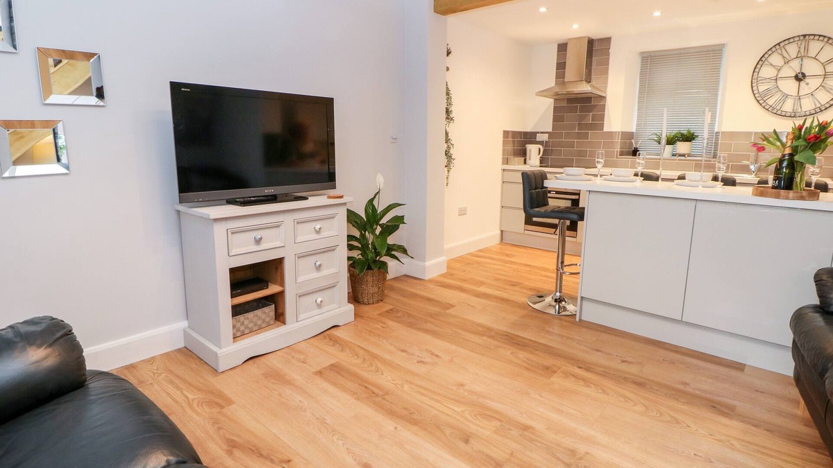 New Mills Cottage | BLUEBELL COTTAGE, family friendly, with a garden in New Mills