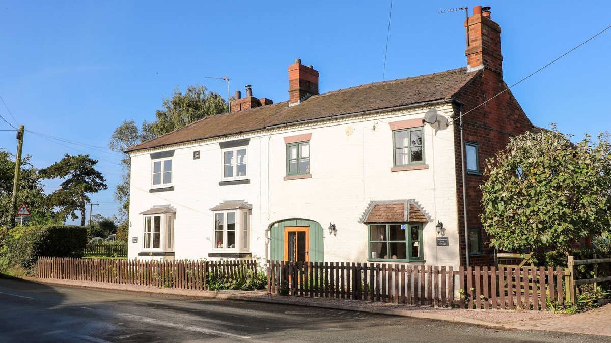 Rugeley Cottage | BLUEBELL COTTAGE, family friendly, with open fire in Rugeley