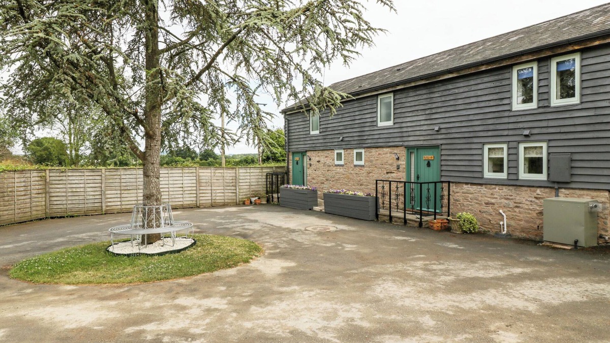 Pembridge Cottage | BLUEBELL COTTAGE, pet friendly, with hot tub in Pembridge