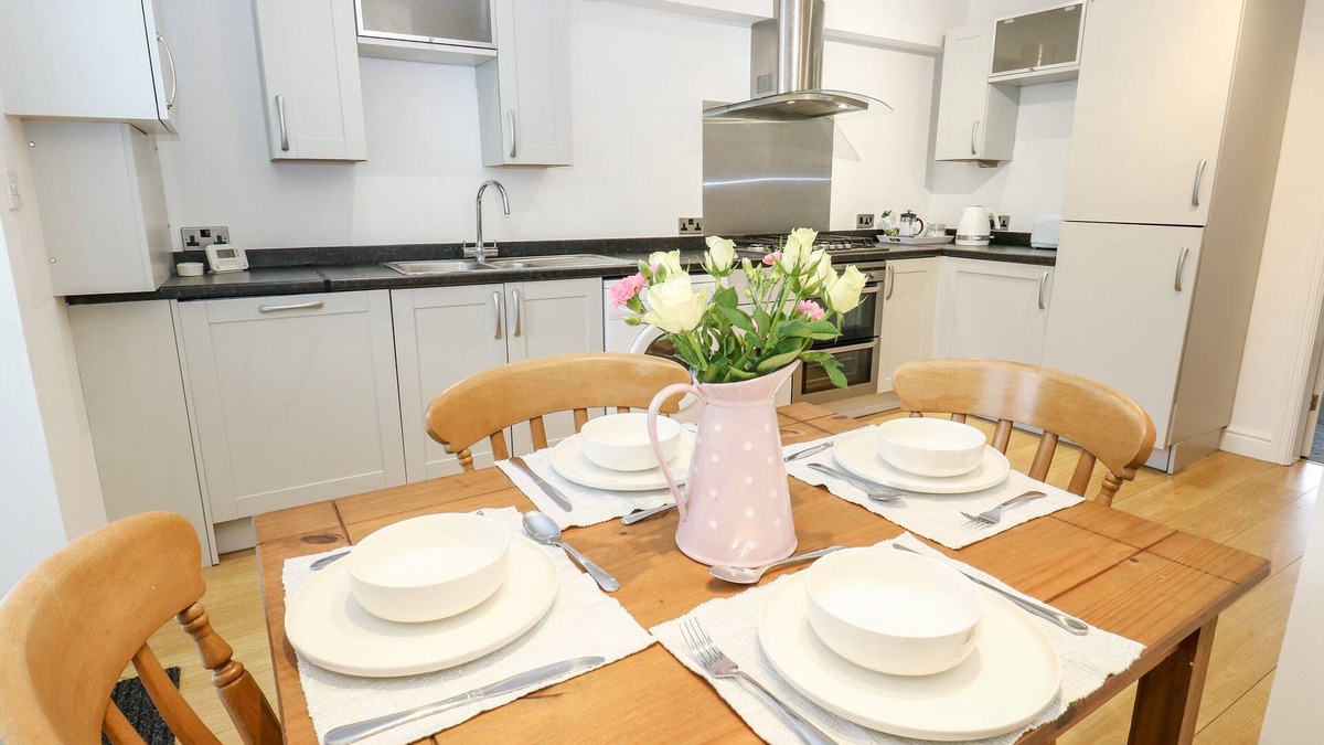 Selby Cottage | BLUEBELL COTTAGE, pet friendly, with a garden in Brayton