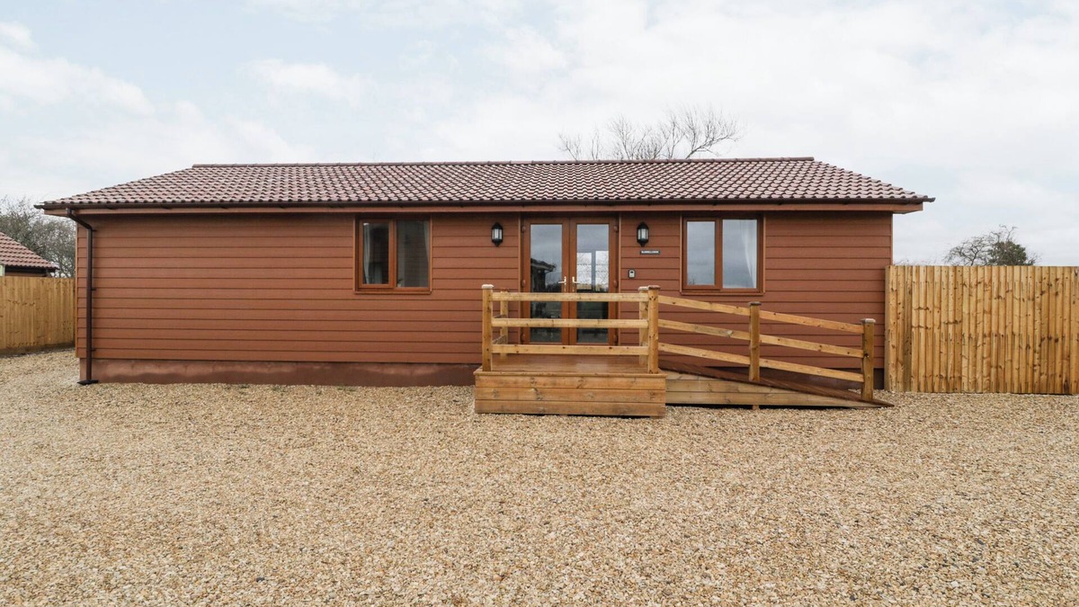 Brean Cottage | BLUEBELL LODGE, MEADOW VIEW LODGES, pet friendly in Brean
