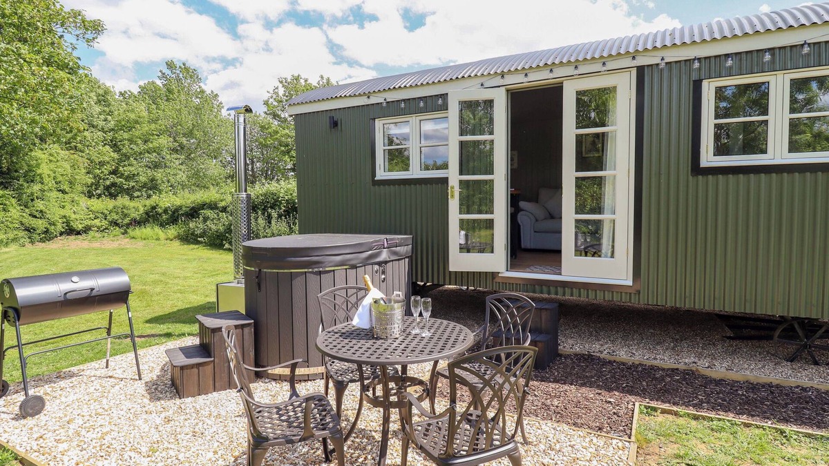 Ashby cum Fenby Cottage | BLUEBELL, romantic, character holiday cottage in Waltham