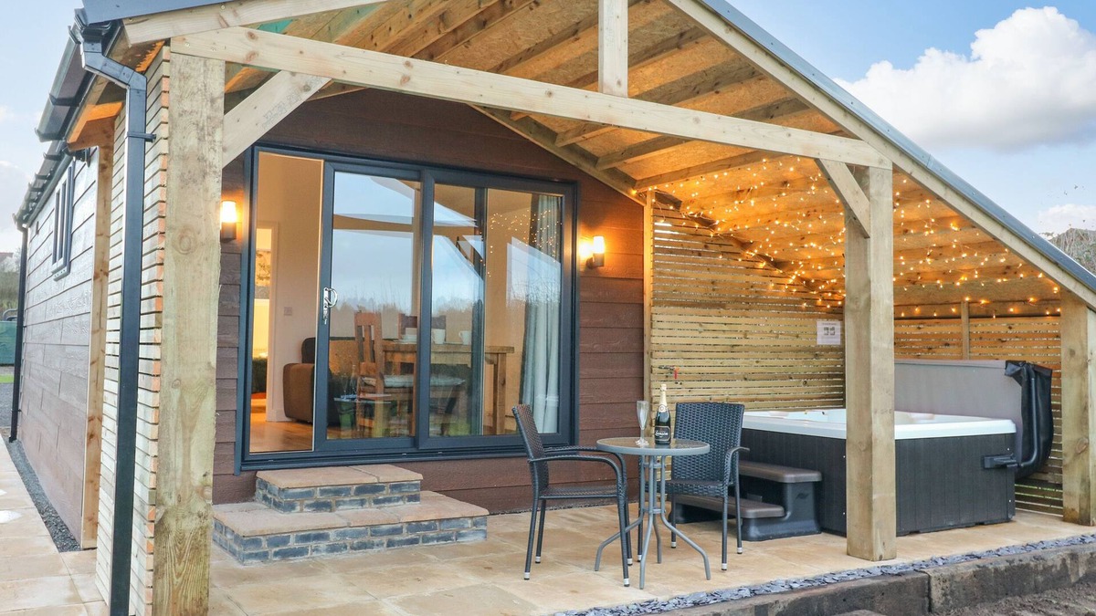 Swadlincote Cottage | BLUEBELL, romantic, with hot tub in Donisthorpe