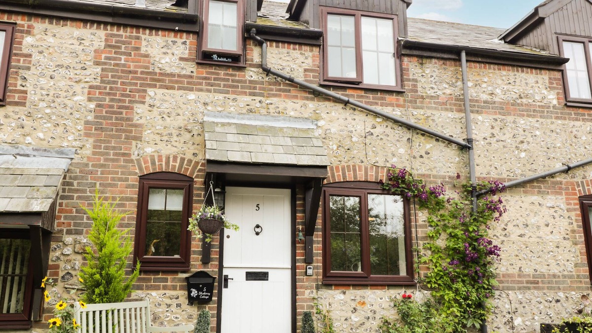 Cerne Abbas Cottage | BLUEBERRY COTTAGE, family friendly, with open fire in Cerne Abbas